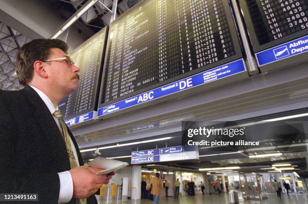 Ein Fluggast vergleicht am 29.4.1999 auf dem Frankfurter Rhein-Main-Flughafen die Daten seines Flugtickets mit denen auf der neuen Anzeigetafel im...