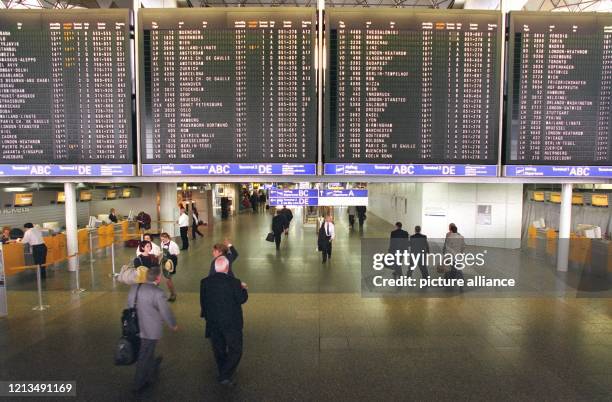 Fluggäste stehen am 29.4.1999 auf dem Frankfurter Rhein-Main-Flughafen vor der neuen Anzeigetafel im Abflugbereich A des Terminals 1. Die etwa eine...