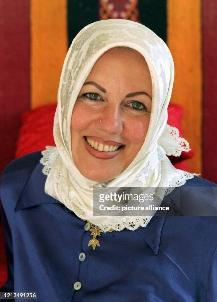 Mit Kopftuch zeigt sich die muslimische Lehrerin Iyman Alzayed am 9.9.1999 in der Presse in Hannover. Das Kultusministerium verweigert ihr die...