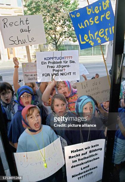 Mit Kopftüchern demonstrieren am 9.9.1999 rund 20 Schüler lautstark vor dem Eingang des niedersächsischen Kultusministerums in Hannover für die...