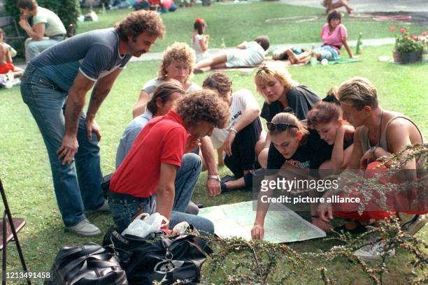 Bürger informieren sich am 17.8.1989 vor der deutschen Botschaft in Budapest auf einer Landkarte über den Verlauf der grünen Grenze. Über 10000...