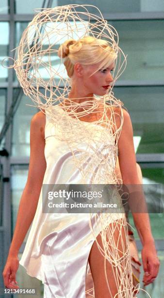 Windschlüpfrig heißt dieses Brautkleid aus Korb und Satin, das ein Model der Deutschen Meisterschule für Mode am 22.8.1999 im Rahmen der...