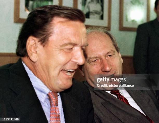 Gut gelaunt plaudern Bundeskanzler Gerhard Schröder und der saarländische Ministerpräsident Reinhard Klimmt vor Beginn der SPD-Präsidiumssitzung am...