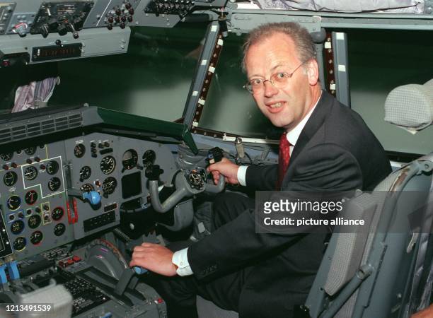 Bundesverteidigungsminister Rudolf Scharping sitzt am 18.8.1999 während seines Besuches beim Lufttransportgeschwader 62 der Bundeswehr im...