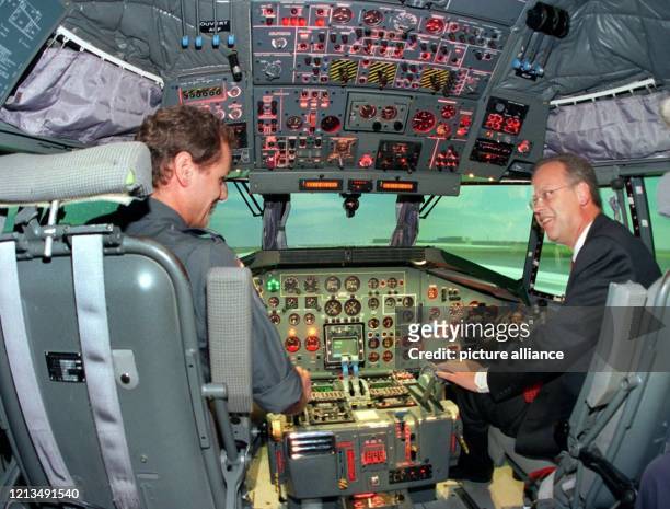 Bundesverteidigungsminister Rudolf Scharping läßt sich am 18.8.1999 während seines Besuches beim Lufttransportgeschwader 62 der Bundeswehr im...