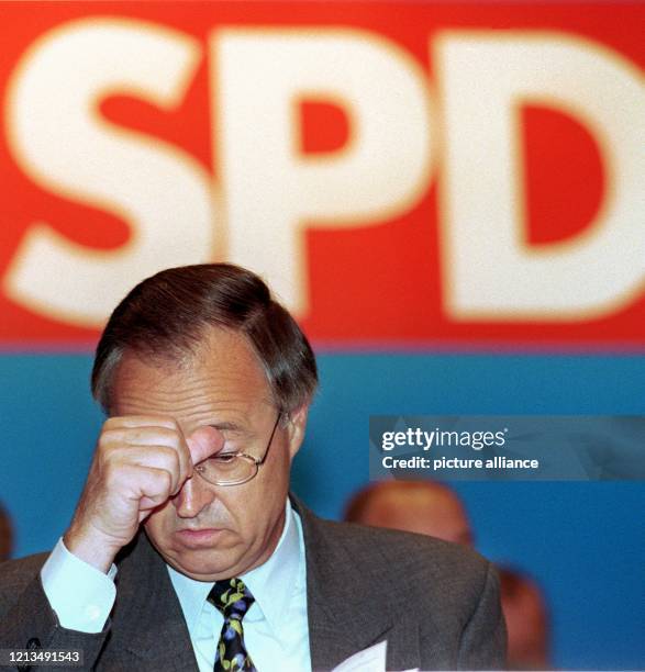 Der Bundesfinanzminister und Landesvorsitzende der hessischen SPD, Hans Eichel, hält sich am 21.8.1999 während des Landesparteitages der hessischen...