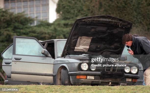 Ein Beamter der Mordkommission untersucht am 27.2.1998 in Marienheide bei Gummersbach ein Auto, in dem zwei Lehrerinnen durch einen Brandsatz ums...