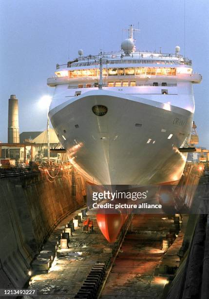 Das Kreuzfahrtschiff "Oriana" im Dock der Lloyd-Werft am 9.12.1996. Das Trockendock der Bremerhavener Lloyd-Werft gehört zu den größten seiner Art in...