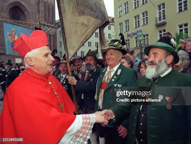 Joseph Kardinal Ratzinger, Präfekt der Römischen Glaubenskongregation, begrüßt am Hochfest Christi Himmelfahrt am 8.5.1997 vor dem Münchner...