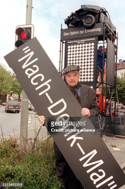 Der Aktionskünstler Otto Dressler zeigt am 9.5.1997 im oberbayerischen Ebersberg vor seinem fünf Meter hohen Kunstwerk ein Schild mit der Aufschrift...