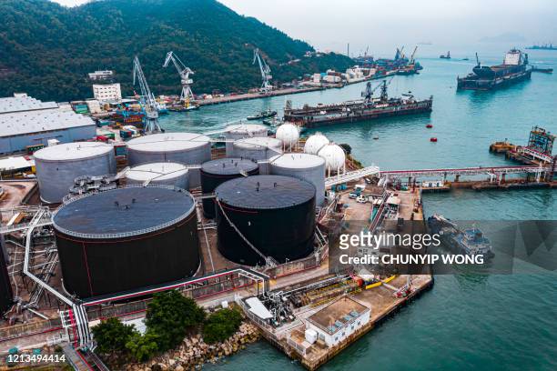 vista aérea de una refinería de petróleo y almacenamiento de combustible - exxon mobil fotografías e imágenes de stock