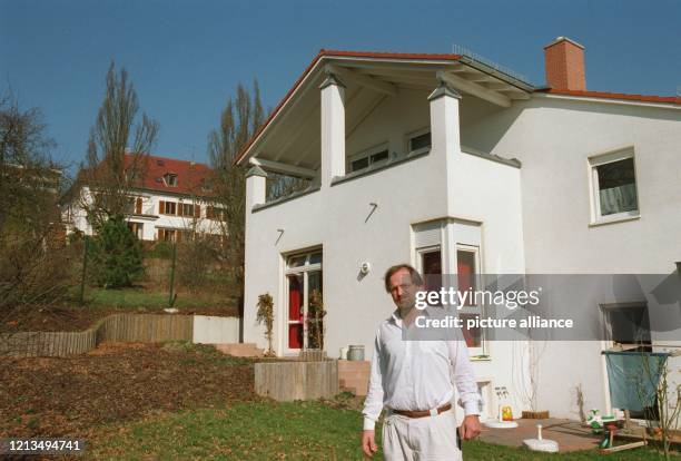 Der Ansbacher Kinderarzt Norbert Herrmann steht am 12.3.1997 vor seinem Haus in Ansbach. Sein Haus beeinträchtigt den Weitblick seines Nachbarn, des...