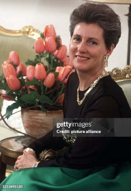 Von Tulpen eingerahmt, posiert Gräfin Sonja Bernadotte während eines Familientreffens am 3.5.1996 in ihrem Schloß auf der Blumeninsel Mainau im...