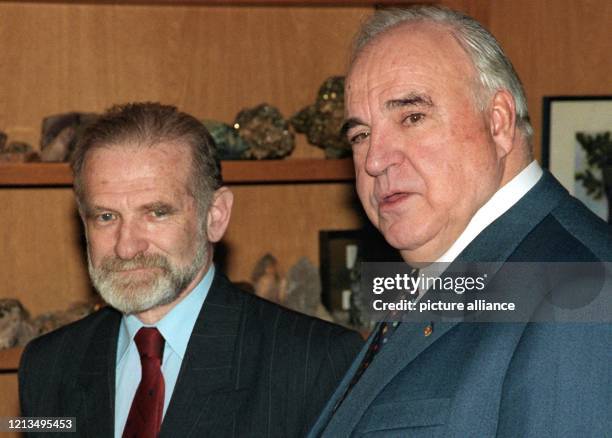 Bundeskanzler Helmut Kohl empfängt am den polnischen Außenminister Bronislaw Geremek zu einem Gespräch in seinem Arbeitszimmer im Bonner Kanzleramt.