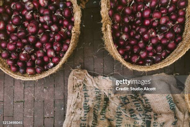 market onions - tela ruvida foto e immagini stock