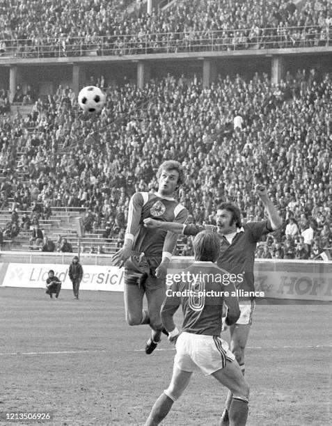 Hertha-Spieler Uwe Kliemann steigt vor dem Frankfurter Bernd Nickel und einem weiteren nicht identifizierten Gegenspieler zum Kopfball hoch. Hertha...