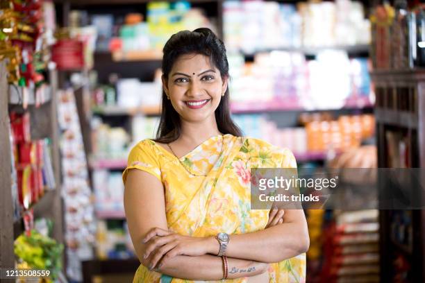 donna in corridoio di alimentari del supermercato - indiana foto e immagini stock