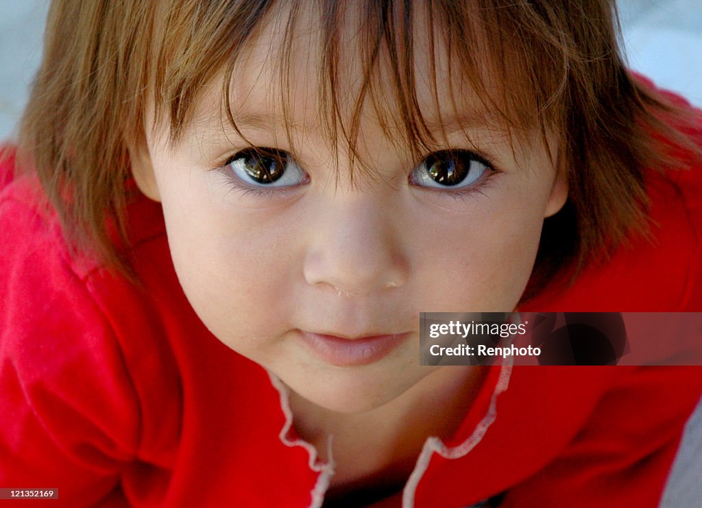 Schöne Kleinkinder – Blick nach oben in die Kamera