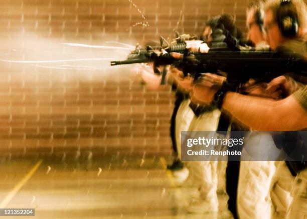 swat treinamento: disparo de armas - tiro ao alvo - fotografias e filmes do acervo