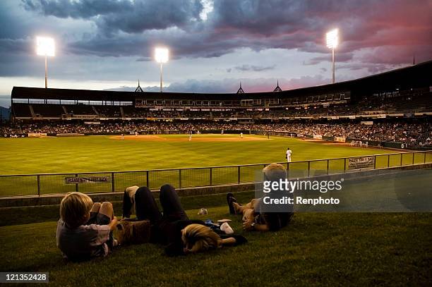 family watching the ball game - baseball game stadium stockfoto's en -beelden