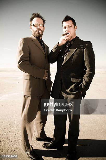 zwei männer, die rauchen zigarren - mafia stock-fotos und bilder