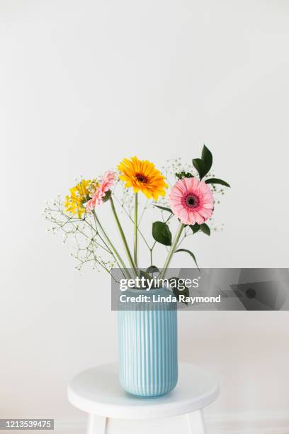 ramo de margarita de gerbera - ramo de flores fotografías e imágenes de stock