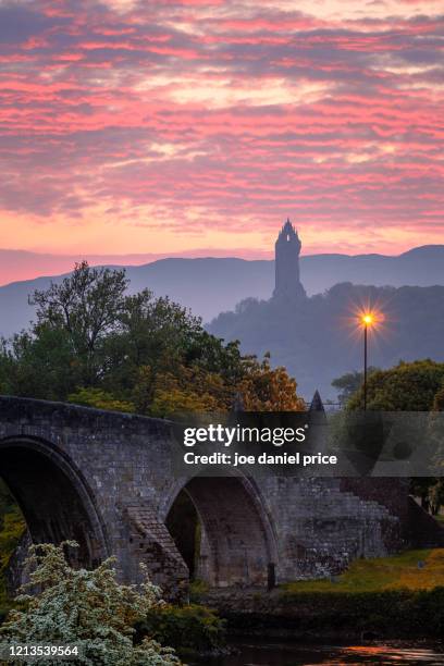 wallace monument, sunrise, stirling, scotland - stirling scotland stock pictures, royalty-free photos & images