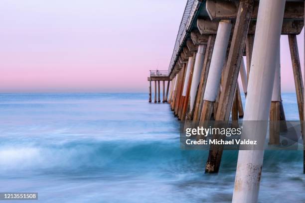 sunrise hermosa beach pier, kalifornien, usa - hermosa beach stock-fotos und bilder