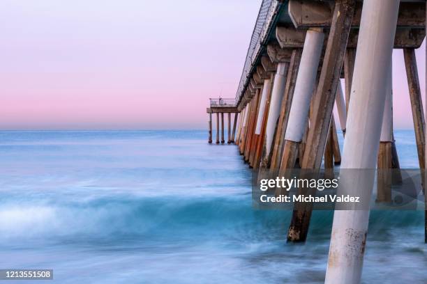 sunrise hermosa beach pier, californië, vs - hermosa beach stockfoto's en -beelden