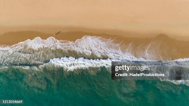 luftbild von newport beach, kalifornien - california beach stock-fotos und bilder