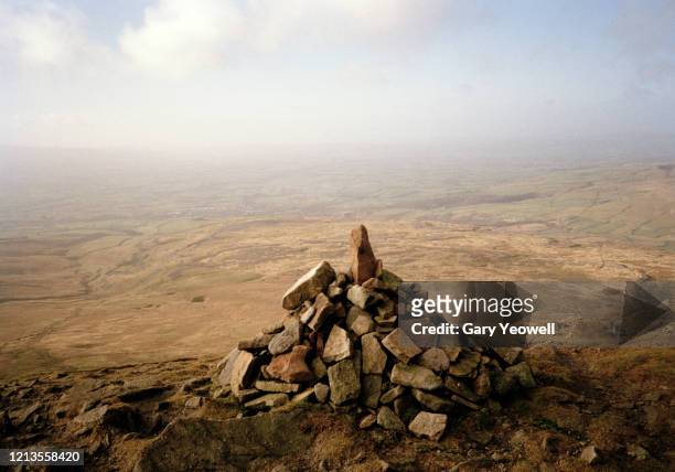 cairn on top of a mountain - yorkshire dales nationalpark stock-fotos und bilder