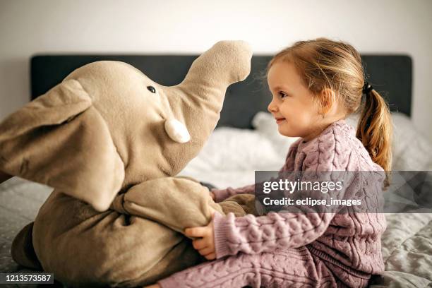 spielzeug ist größer als ich - white bed cushion stock-fotos und bilder