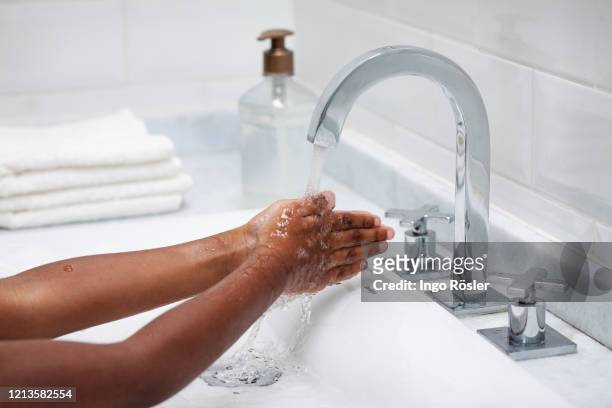 4 years old girl washing her hands - child washing hands stockfoto's en -beelden