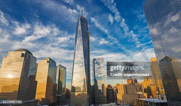 one world trade center bei sonnenuntergang, new york - one world trade center stock-fotos und bilder