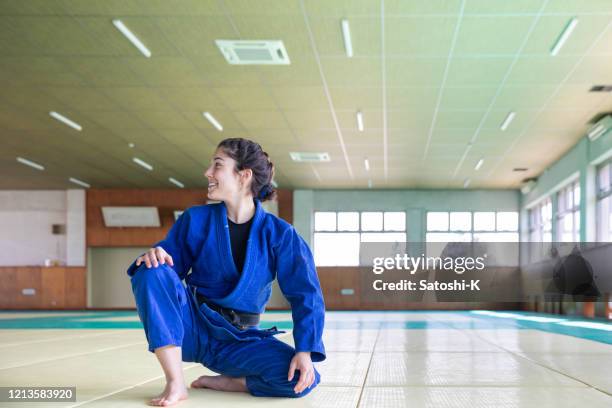 道場の若き白人柔道アテレット - judo woman ストックフォトと画像