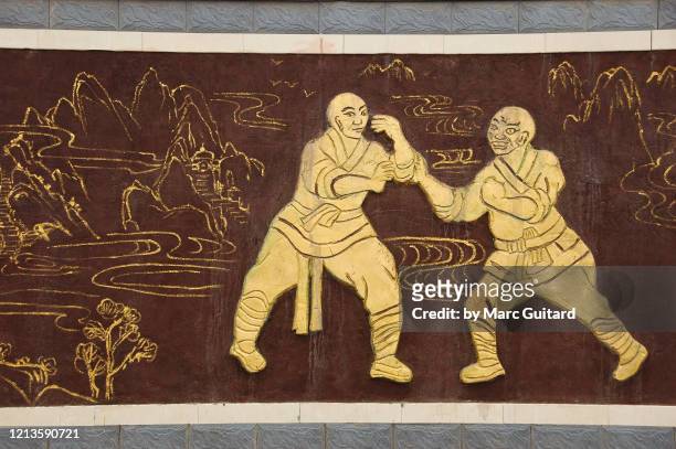 mural of two kung fu fighters, shaolin temple, china - kung fu foto e immagini stock