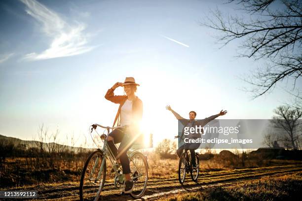 el cielo es el límite para nosotros - ciclismo fotografías e imágenes de stock