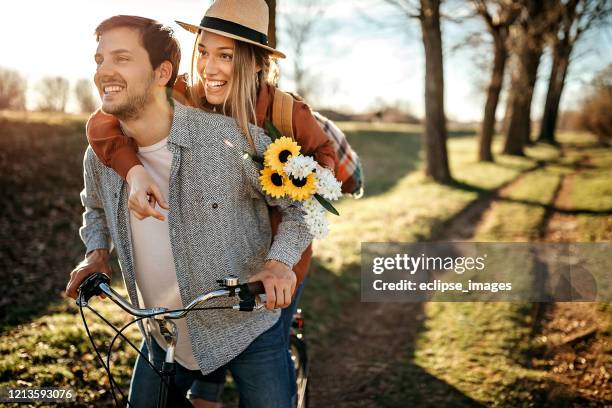 j’irai n’importe où avec toi. - jeune couple photos et images de collection