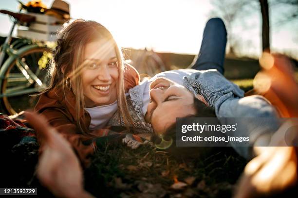 ich bin immer lächelnd, wenn ich bei dir bin - paar picknick stock-fotos und bilder