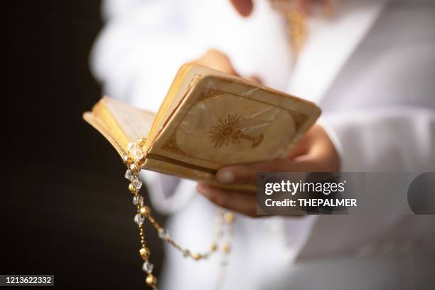 lettura della bibbia della prima comunione - cattolicesimo foto e immagini stock