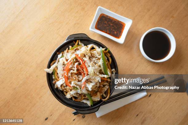 stir fry noodles with vegetables. - udon noodles stock-fotos und bilder