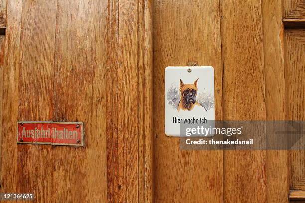 guard dog warning on wooden door - gumpoldskirchen stock pictures, royalty-free photos & images