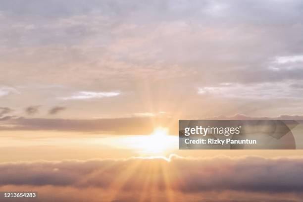 sunrise dawn - 日の出　海 ストックフォトと画像
