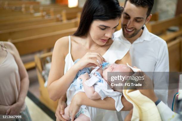 padrinos con un bebé ahijado en la celebración del bautismo - bautizo fotografías e imágenes de stock
