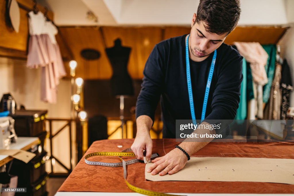 Diseñador de moda trabajando en taller