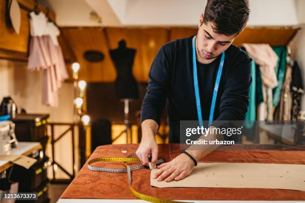 designer de moda trabalhando em ateliê - vestido feito à medida - fotografias e filmes do acervo