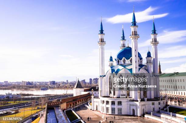 one of the largest mosques in russia, the kul sharif mosque in kazan, russia - kul sharif mosque stockfoto's en -beelden
