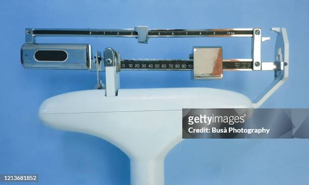 old fashioned physician's mechanical beam scale with with height rod - beam scales stock-fotos und bilder