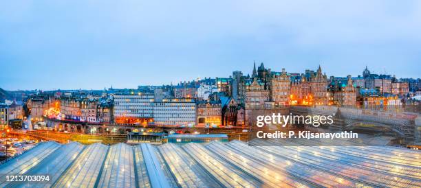 middeleeuwse stad van edinburgh hoofdstad van schotland - winterfestival stockfoto's en -beelden