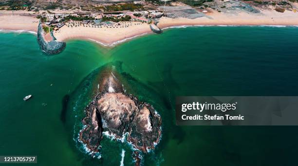 fujairah sandstrand i förenade arabemiraten - fujairah bildbanksfoton och bilder